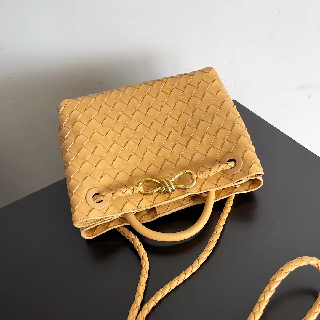 The 2023 new Andiamo batch of 1860 BV has been shipped‼ ️Really popular🔥The new Andiamo woven handbag launched by Bottega Veneta this season is really popular all over the world! ! Celebrities at home and abroad have worn it, and Oscar-winning actress Michelle Yeoh has taken it out on the street. Song Jia, Trai Yara, Yu Feihong, Sanji Ayaka, Rosie Hunting-Whiteley, Yoshioka Riho, etc. have all picked up this bag. It is classic and versatile, showing off its temperament, and the bag capacity is also large, which is very convenient for daily commuting! ! A variety of carrying methods, the shoulder straps can be adjusted by yourself, the original lambskin feels soft and delicate, and the neutral style is made to break gender boundaries and bring a more practical and longer-lasting use experience. Andiamo, which has both elegant and casual styles, perfectly interprets the true appearance of "fashionable old money style". Style number: 743568 Size: 25*22*10.5cm
